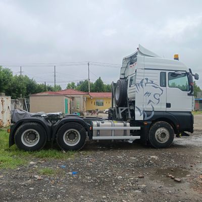 6x4 camions-déchargeurs dotés d'une conduite automatisée et d'un moteur puissant avec pneus certifiés GCC