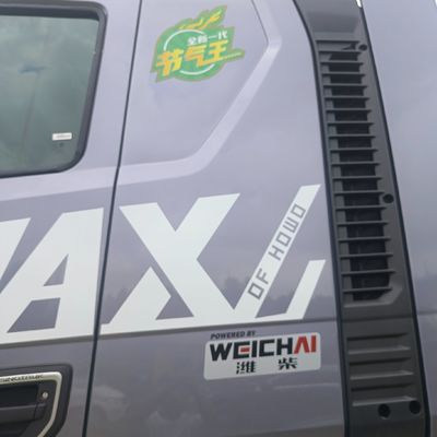2024 HOWO Max LNG540HP Camion tracteur à transmission automatique avec conception de pneus sans tube