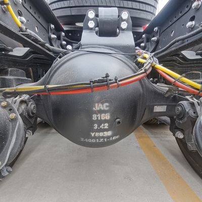 Camion JAC 6X4 avec réservoir de carburant de 600L Design pneumatique sans tube 351-450hp