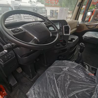 Traction lourde rendue facile JAC 6X4 camion avec réservoir de carburant de 1000L 6,8x2,5x3,8m